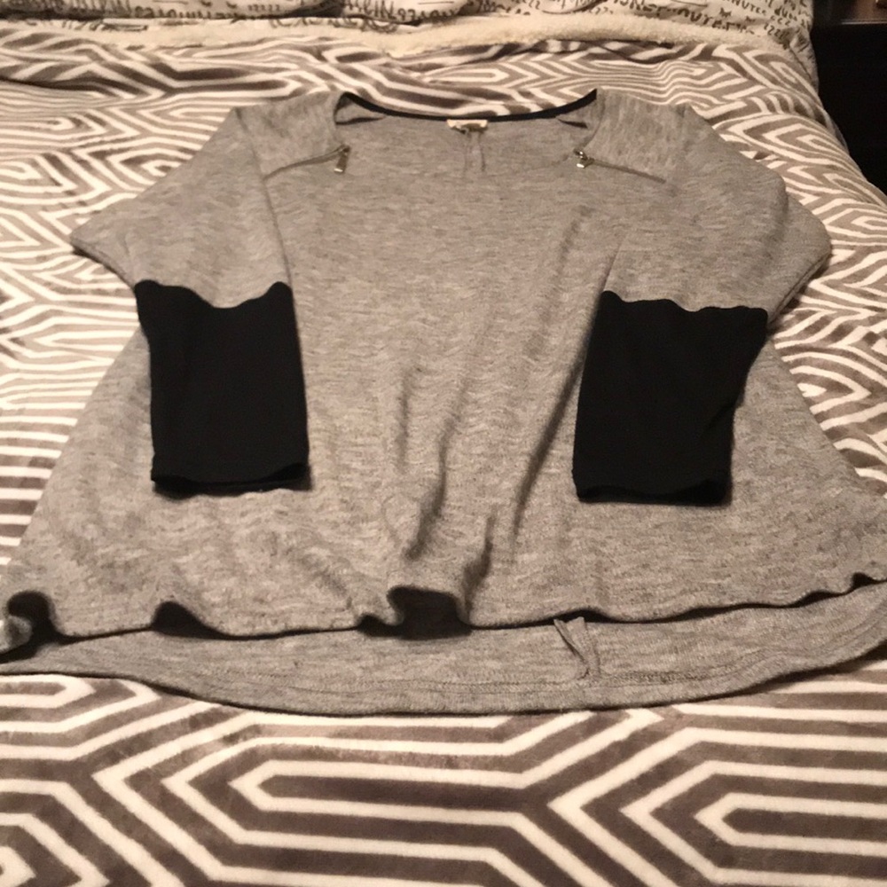 Hi/Low Gray w Black half sleeves long sleeve top